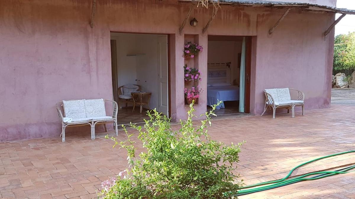 B&B Le Corti Di Aloa San Pantaleo Buitenkant foto